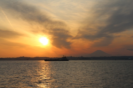 東京湾からの夕日と富士山