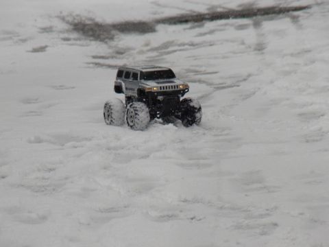雪の中を疾走するラジコン「ハマー」