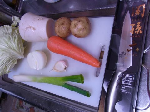 野菜スープで使う野菜と関孫六ペティーナイフ