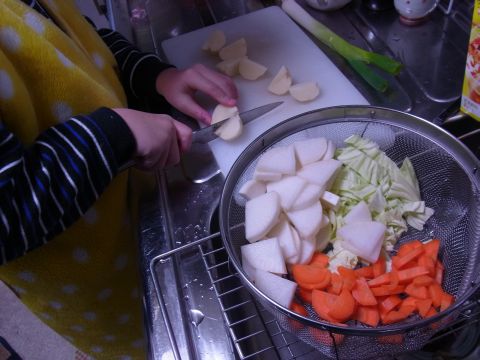 じゃがいも切り中。野菜スープの材料が準備されていきます。