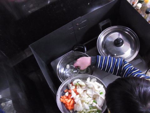 鍋に水を張って野菜を入れていきます。