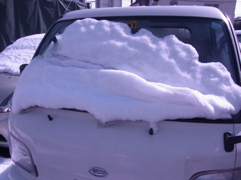 車のガラスの上の雪が三段腹以上