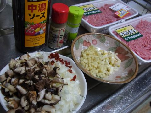 「豚ひき肉のバジル炒めご飯」の材料をみじん切りして準備オッケー