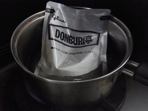 DONBURI亭「中華丼」を熱湯で3～5分間沸騰して温めます。