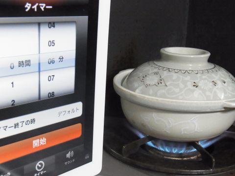 炊飯開始。ガスコンロで強火にかけて、沸騰し始めたら弱火にして6分です。