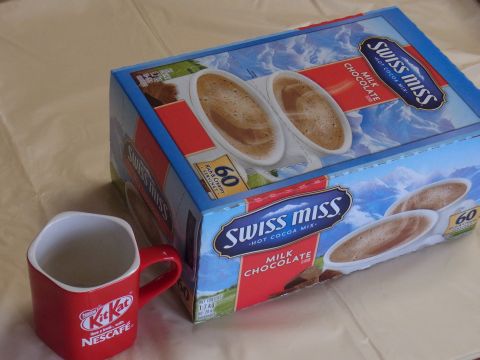 スイスミス・ミルクチョコレートココアをキットカット五角マグカップで飲みます。