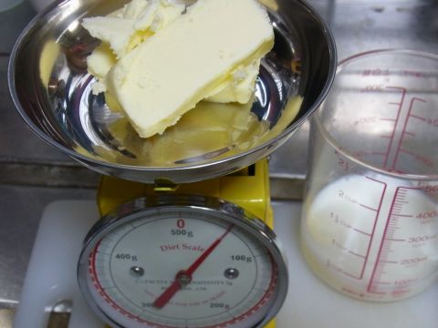 無塩バターを50g、牛乳は大さじ4杯(60ml)