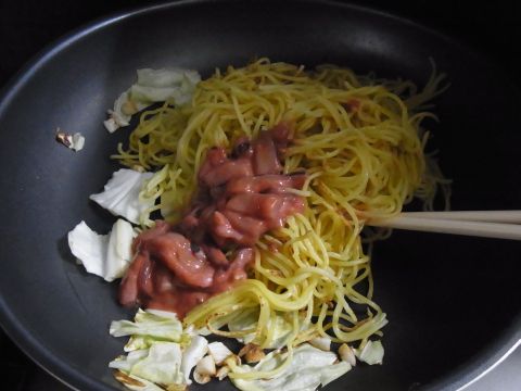 いかの塩辛を入れていっしょに炒めていきます。