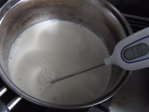 豆乳の温度は70～75度を保ちます。料理用温度計が便利です。
