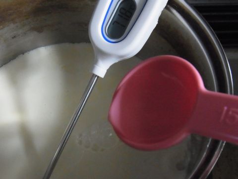 温めた豆乳にニガリを大さじ2杯加えて軽く混ぜます。