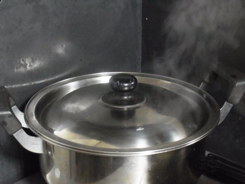 鍋にフタをして蒸し器状態にします。