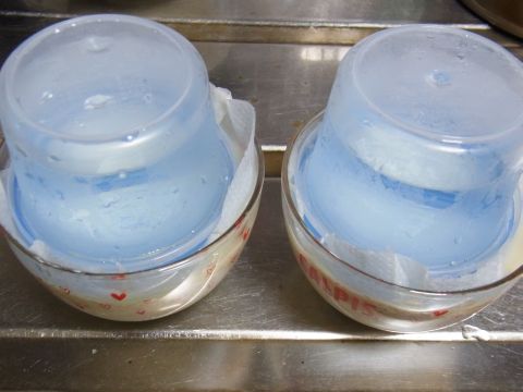 タッパーに水を入れてこのように重しをして豆腐の水を切ります。