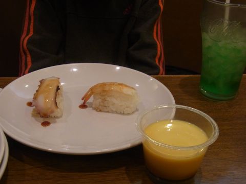 小3むすこの食べ放題　たこの寿司とプリンとメロンソーダ