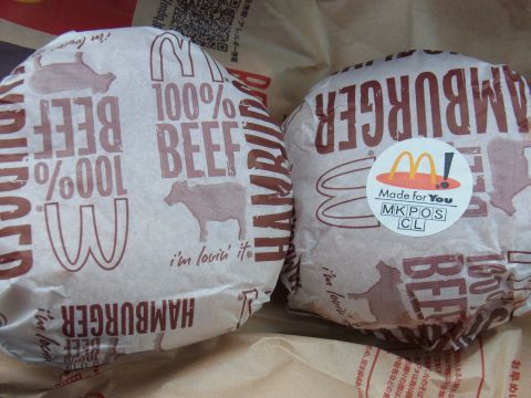 マクドナルドのハンバーガー、トッピング増量（右）とトッピング普通（左）を買ってきました。