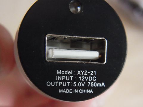 100円ショップで買ったシガーソケット用USB充電器　INPUT:12VDC OUTPUT:5.0V 750mA