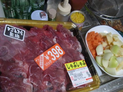 肉はしゃぶしゃぶ用を使いました。1パック398円。
