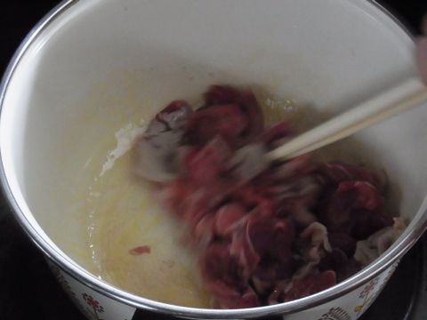 鍋にサラダ油をひいて豚肉を炒めます。