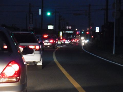 ゴールデンウイークの夕方、渡良瀬遊水地の横の道路が大渋滞。