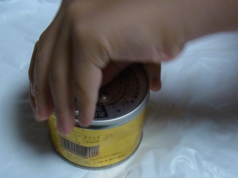 缶詰の開け方に苦戦する小学3年生