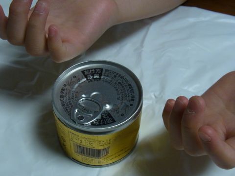 プルタブ式缶詰が固くて開けられない小学3年生