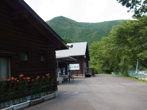 そばがおいしい蓬山レストランは管理棟の右にあります。