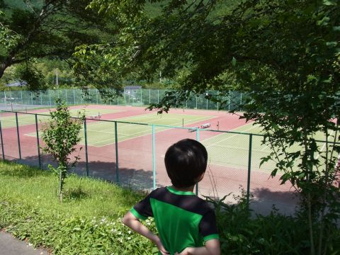 蓬山レストランのすぐ前にはテニスコートがあります。