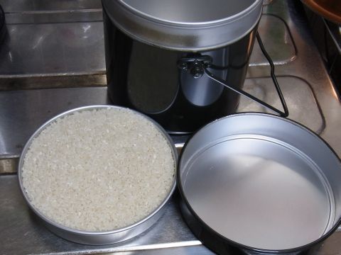 このように、飯ごうの中蓋にすりきり2.5合の米を入れられます。