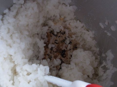 何度も使ってコゲがある底にまたコゲが。ちなみに焦げ付かないようにする為には、お米の下にアルミホイルを敷くと良いそうです。
