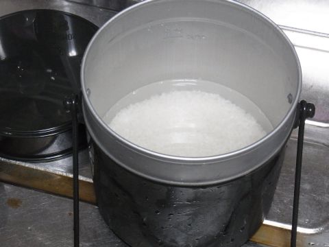 丸型飯ごうの中蓋2.5合のお米を研いで、水を2.5合の印まで入れて30分漬けました。