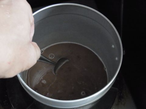軽く沸騰させれば汁は簡単に出来上がりです。より甘みを際立たせるために塩をひとつまみ加えました。