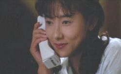 電話して笑っている佐和子