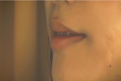 レナの唇