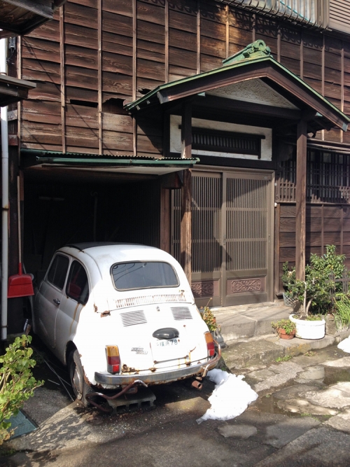 日本の下町に佇む外国車