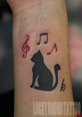 猫と音符のタトゥー Lucky Round Tattoo 大阪 3