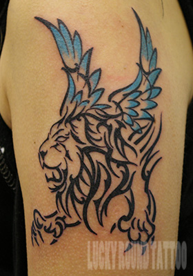 翼の生えたライオンのトライバルタトゥー　Lucky Round Tattoo 大阪 2