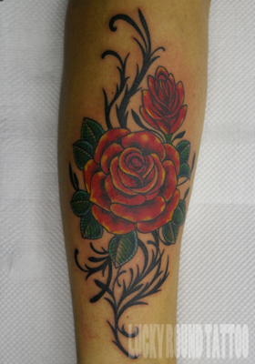 赤い薔薇のタトゥー Lucky Round Tattoo 大阪 28