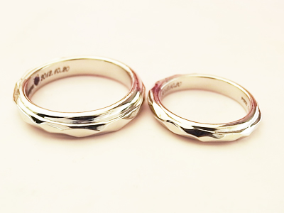 結婚指輪　斜め　ライン