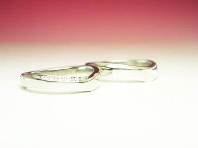 結婚指輪　V字　ダイヤ