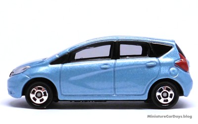 tomica_nissan_note_004s.jpg