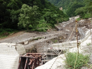 栄村中条川崩落