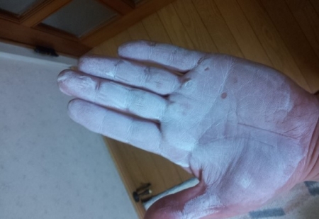 液体炭マグを塗った手