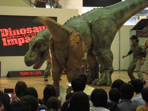 ティラノサウルスを牽制するヴェロキラプトル