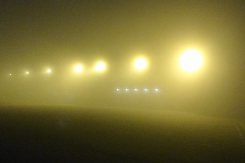 濃霧のバスターミナル (800x533)