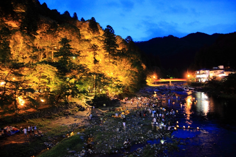 香嵐渓の夏のライトアップ (800x533)